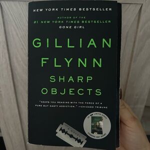 Sharp Objects by Gillian Flynn